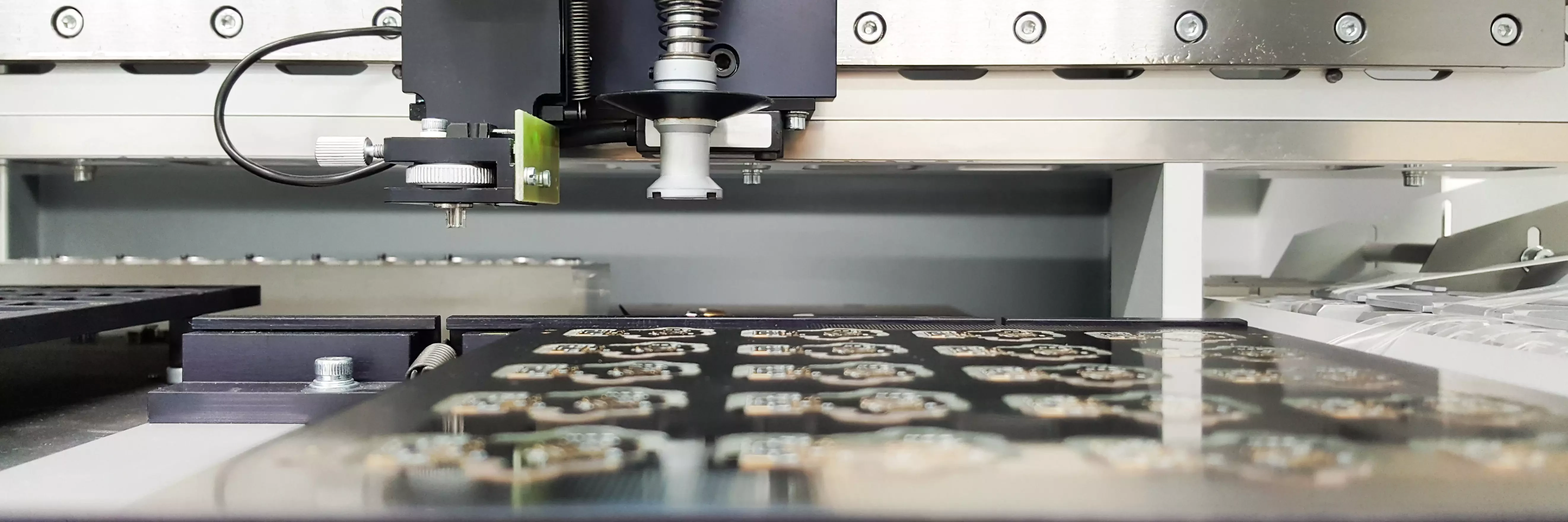 SMT (Surface Mount Technology) Manufacturing Process with iTAC SMT (Surface Mount Technology) Manufacturing Process with iTAC